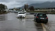 Les routes menant à l'aéroport d'Ajaccio sont aussi inondées. PASCAL POCHARD-CASABIANCA / AFP