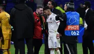 Anthony Lopes (à gauche) et Houssem Aouar (au centre) ont dialogué avec les supporters, quelques instants après les incidents.