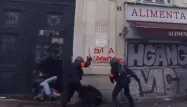 La scène a été filmée boulevard de Magenta, non loin de la place de la République, où des violences ont éclatées lors de la manifestation contre la réforme des retraites.
