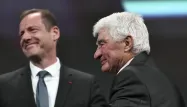 Le directeur général du Tour de France, Christian Prudhomme et l'ancien champion cycliste Raymond Poulidor, lors de la présentation officielle de la Grande Boucle 2019, le 25 octobre 2018
