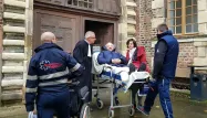 Des ambulanciers doivent porter la victime jusqu'à la salle d'audience du Tribunal de Moulins