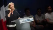 Le voile, Macron s'en "lave les mains", accuse Marine Le Pen