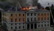 Le feu a pris au niveau des combles de l'hôtel de ville, avant de détruire les deux derniers étages de la mairie