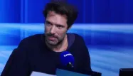 Son père, sa sœur, les amis : comment Nicolas Bedos s'inspire de son enfance