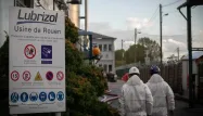 Les salariés de Lubrizol continuent de travailler : ils mettent notamment en sécurité le site avec des prélèvements et des contrôles.
