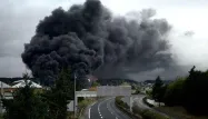 Au moins 130 pompiers ont été mobilisés pour combattre l'incendie qui s'est déclaré dans une usine de lubrifiants.