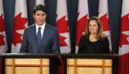 Chrystia Freeland (à droite) a occupé plusieurs postes de ministres depuis l'arrivée de Justin Trudeau au pouvoir en 2015.