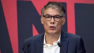 «Je n'ai aucun regret, je l'assume complètement» : Olivier Faure répond aux critiques sur la stratégie du PS