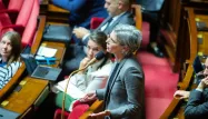 A l'Assemblée, Sandrine Rousseau esquisse un bras d'honneur et s'excuse