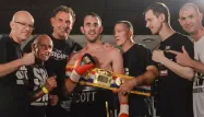 Scott Westgarth (au centre) est décédé à l'hôpital après avoir remporté son combat, samedi soir.