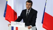 Pour Emmanuel Macron, "dans la République française, il y a une langue officielle, le français".
