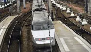 Le septuagénaire voulait récupérer sa sacoche oubliée dans le train.