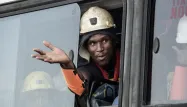 Un mineur rescapé du blocage lié à une panne d'électricité, en Afrique du Sud.