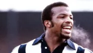 L'attaquant, sélectionné à cinq reprises entre 1982 et 1987, a été l'une des stars de West Bromwich Albion.