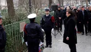 Une cérémonie s'est répété quelques mètres plus loin, là où est tombé le policier Ahmed Merabet, tué sur le boulevard Richard-Lenoir.