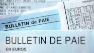 En se penchant sur ses fiches de paie, un consultant interrogé par Europe 1 a repéré plusieurs montants semblant gonflés (image d'illustration).