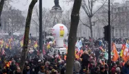 Avant de rallier la place de la Bastille, à Paris, les cheminots sont passés par celle de la République.