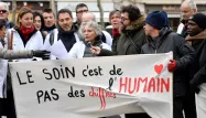 Des médecins hospitaliers se sont réunis mardi devant le ministère de la Santé pour demander une rencontre avec Agnès Buzyn.