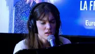 Charlotte Cardin chante "Main Girl" en live dans Bonjour la France