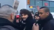 Sur cette vidéo, on peut entendre les manifestants crier "assassin" et lancer des projectiles en direction du chanteur, entouré de vigiles.