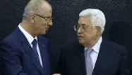 Rami Hamdallah (à g.) est sorti indemne d'un attentat contre son convoi en mars. Mahmoud Abbas (à d.) avait accusé le Hamas.