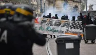 Des projectiles ont été tirés vers les dizaines de policiers et CRS déployés qui ont répliqué par des tirs de gaz lacrymogènes.