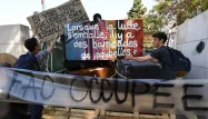 À Marseille, des étudiants montaient une barricade jeudi.