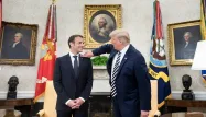 Donald Trump a été l'auteur d'un geste très surprenant lors de la visite d'Emmanuel Macron à la Maison-Blanche.