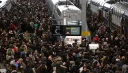 Les gares étaient bondées, mardi, pour le premier jour de la "grève perlée" des cheminots.