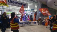 Samedi, certains hypermarchés étaient complètement bloqués, comme ici, à Marseille, dans les Bouches-du-Rhône.