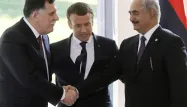 Emmanuel Macron entouré du Premeir ministre libyen  Fayez al-Sarraj et du commandant de l'armée nationale libyenne, le général Khalifa Haftar. 1280