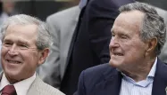 George H. W. Bush (à droite) est le père de George W. Bush.