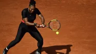 Serena Williams a arboré mardi sur le court une nouvelle tenue de tennis, une combinaison noire, du jamais-vu.