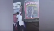 La Une du "Point" avait du être retirée d'un kiosque, avant d'être remise en place. (Capture d'écran Twitter)