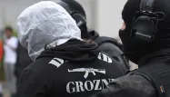 Vêtu d'un t-shirt noir portant l'inscription "Grozny", la capitale tchétchène et le dessin d'un AK-47, l'homme a été arrêté dimanche.