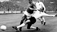 Ray Wilson, en blanc, ici aux prises avec le joueur français Philippe Gondet lors de la Coupe du monde 1966.