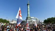 Les participants à "la fête à Macron" sont arrivés en fin d'après-midi à la Bastille, à Paris.