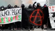 1.200 membres de la mouvance radicale des "black blocs" ont été dénombrés par la préfecture de police.