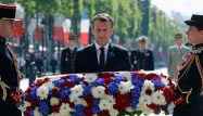 Comme le veut la tradition, Emmanuel Macron a déposé une gerbe de fleurs devant la tombe du Soldat Inconnu lors des commémorations de la fin de la guerre 39-45 sur les Champs-Elysées, mardi.