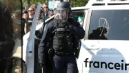 Un policier a été blessé sans gravité, mais il a été néanmoins conduit à l'hôpital, a précisé la préfecture.