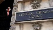 L'accusée comparaît aux côtés de son compagnon Ouissem Medouni devant la Cour criminelle de l'Old Bailey, à Londres.