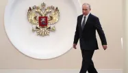 Vladimir Poutine a prêté serment, main sur la Constitution, pour un quatrième mandat de président.
