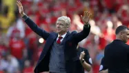 Arsène Wenger a été chaudement applaudi par les spectateurs d'Arsenal, alors qu'il était sorti seul du tunnel.