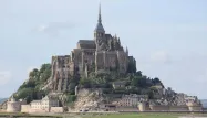 Le Mont-Saint-Michel accueille chaque année environ 2,5 millions de personnes.