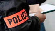 Selon le procureur de la République, "aucun élément ne permet dans l'immédiat d'affirmer que l'agression est liée à la qualité du policier". Photo d'illustration.