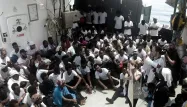 Une photo rassemblant une partie des migrants à bord de l'Aquarius.