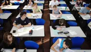 Les élèves de terminale planchent sur les sujets du baccalauréat depuis 8 heures, lundi matin (photo d'illustration).