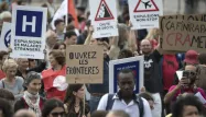 Au cours de ce défilé, nombre de manifestants ont conspué l'attitude de la France, notamment dans le dossier Aquarius.
