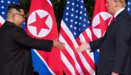 La poignée de main historique entre Kim Jong Un et Donald Trump a été saluée par la l'UE, la Russie et le Japon.