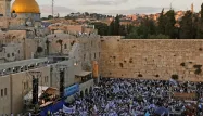 La pierre est tombée sur une partie mixte bordant le Mur où hommes et femmes peuvent prier ensemble sans séparation.